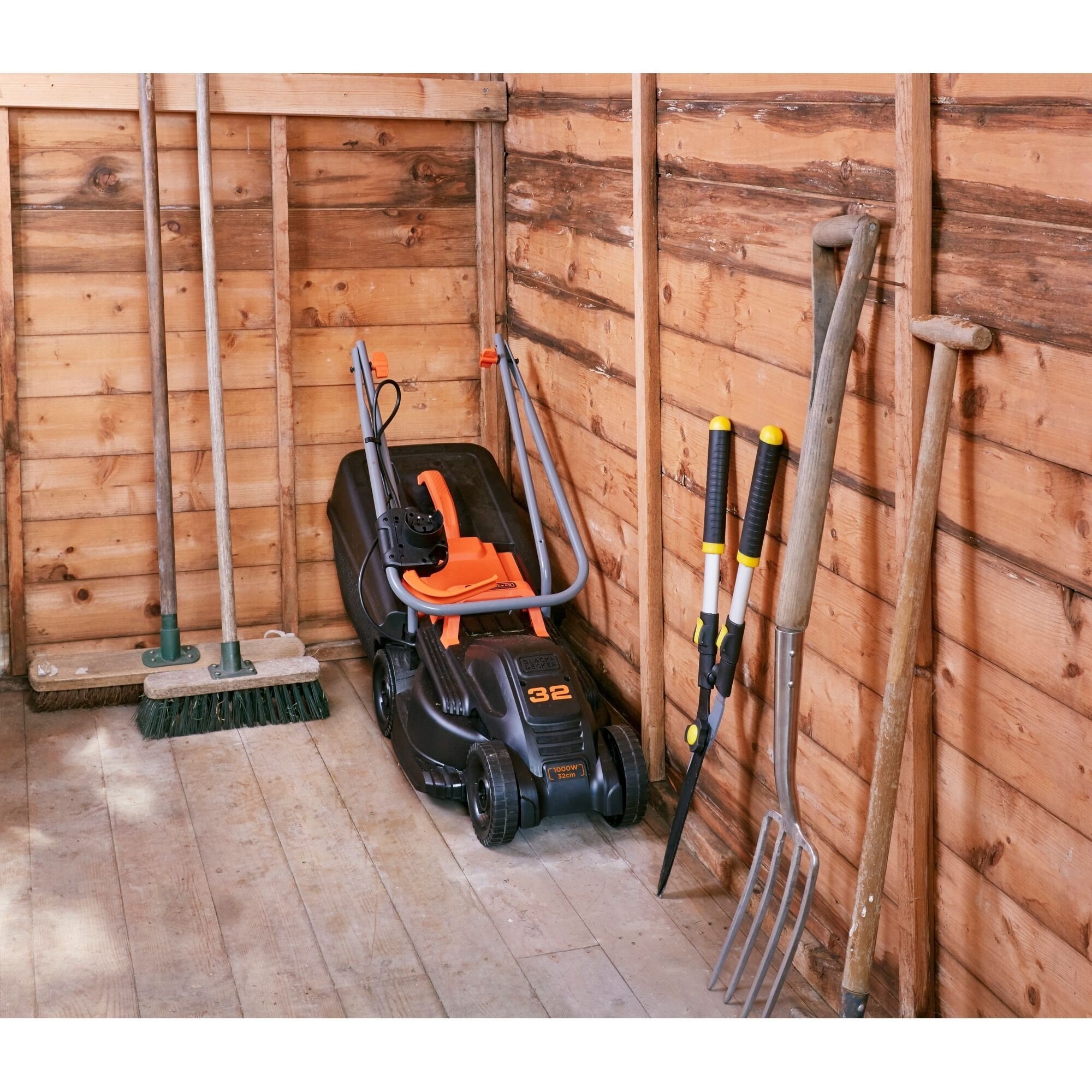 Black+Decker BEMW351-GB Rotary Mower, 1000W, 32cm