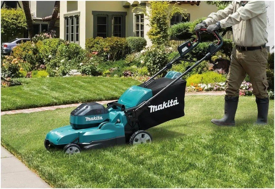 Makita LM002JM101 64Vmax Brushless Lawn Mower 534mm
