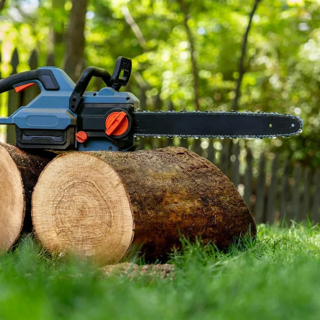 Cordless chainsaw, 18-inch bar, 60 V, 4 Ah battery