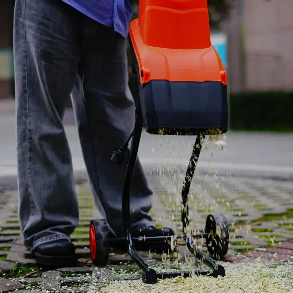 Electric wood chipper and shredder with 1.8-inch cutting capacity