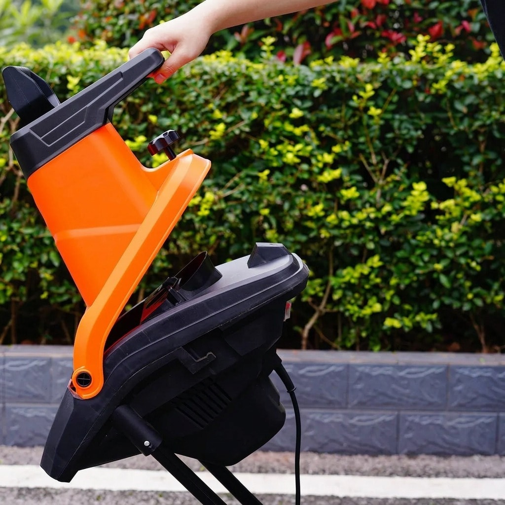 Electric wood chipper and shredder with 1.8-inch cutting capacity